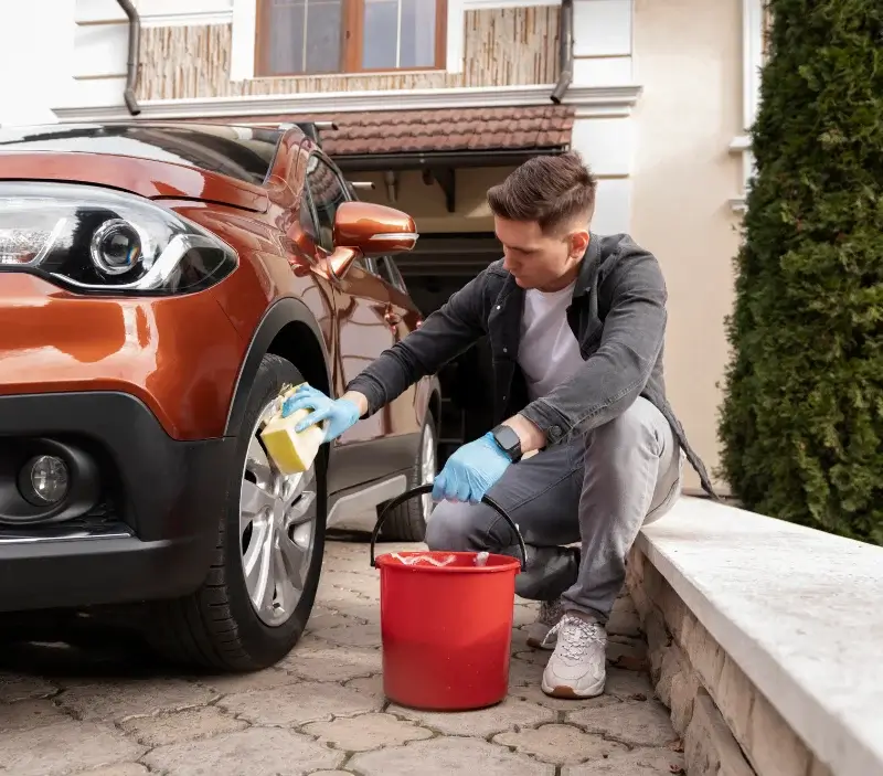 Lavage auto à domicile Saint-Preuil : professionnel intervenant sur un véhicule